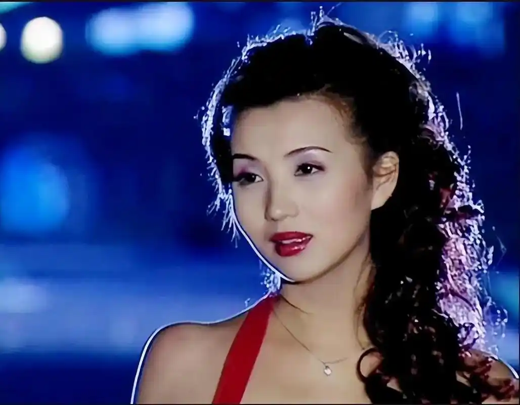 陈好之万人迷,《粉红女郎》某超级大商场化妆品推销员,仪态万千,美艳