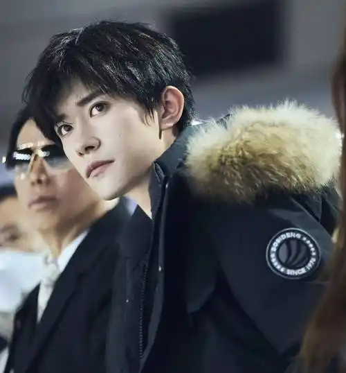 肖战成男宠?龚俊陪富婆?易烊千玺耍大牌?王源低友?_徐克_朋友_时候