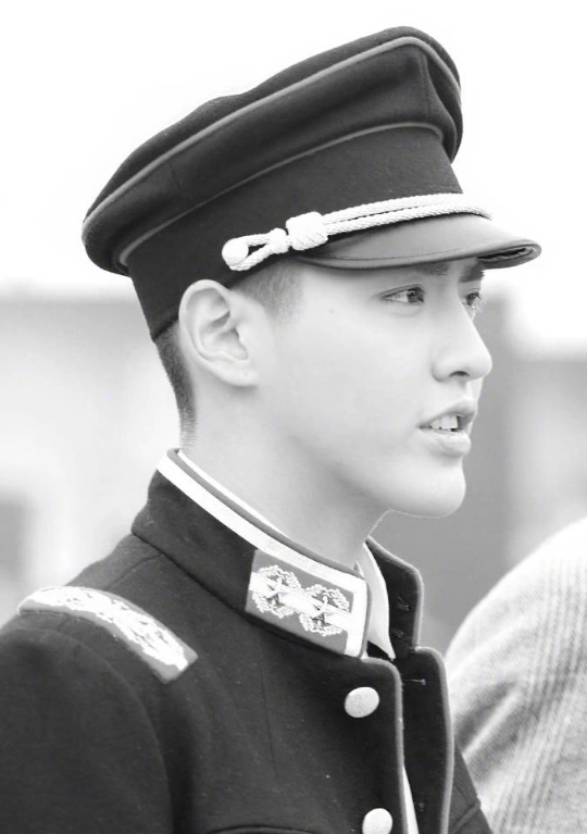 吴亦凡军装照 想和你一起穿越民国