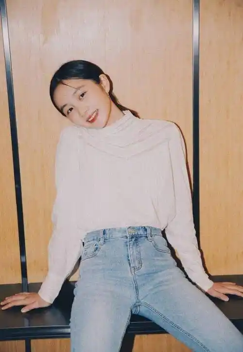 脸庞看上去清纯迷人,尤其是侧脸,和妈妈孙莉看上去简直是一模一样,不