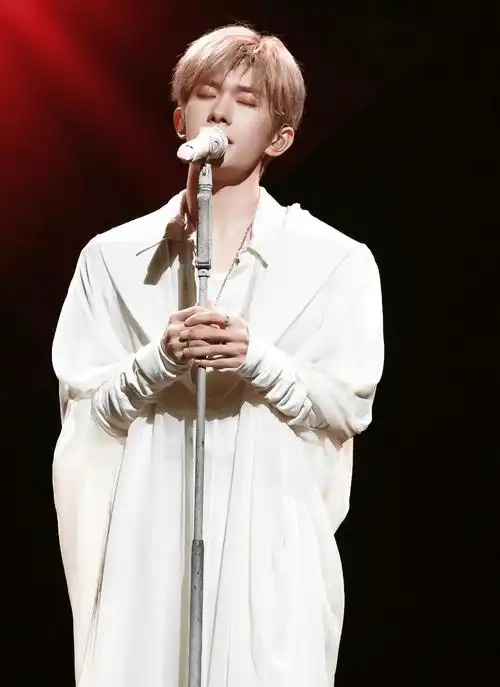 易烊千玺"大祭司"造型炸场,这场演唱会就是yyds!