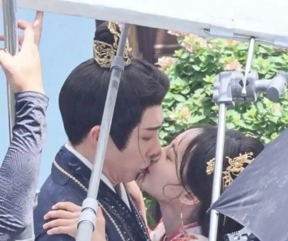 刘宇宁,李一桐吻戏路透来了,有cp感吗?