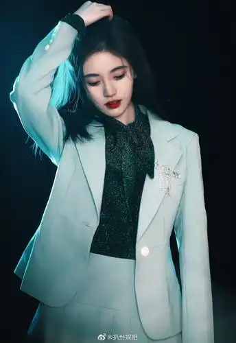 原创鞠婧祎西装杀魅力十足,被誉为最飒女星