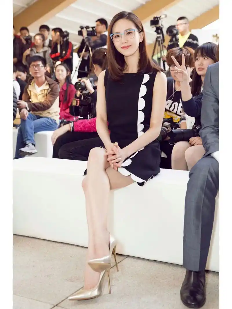 刘诗诗|原来,女明星的腿真的会发光啊|||出席活动的刘诗诗 一席短裙