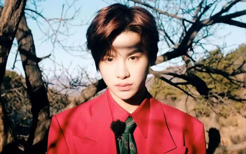 时尚帅气西装男孩黄明昊慵懒户外写真