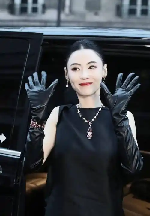 红毯上戴着皮手套,她变得时尚又受欢迎_造型_黑色_风格