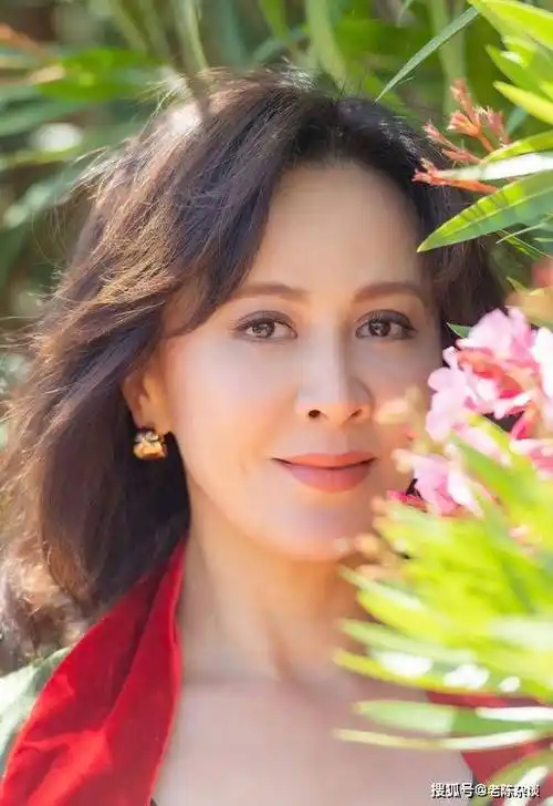 58岁刘嘉玲,饱满性感着实迷人!_身材_挑战_成功