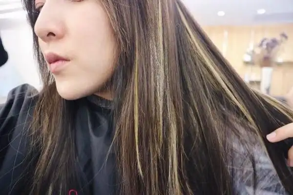 漂完的头发未上色前的状态,很强烈的金,其他比较深的是我原始发色.