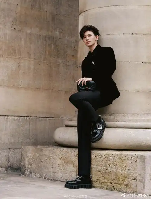 任嘉伦巴黎街头随拍##任嘉伦巴黎街头大片