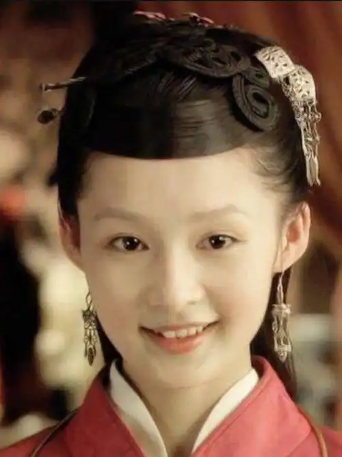 78李沁这些年来其实演的戏非常多最近的可能就要数庆余年中的鸡腿