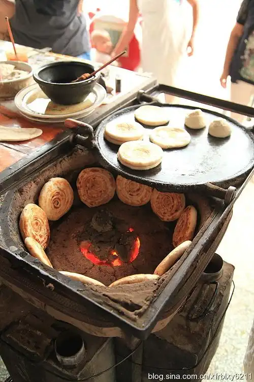 [转载]山东单县百年名小吃吊炉烧饼油酥火烧实拍