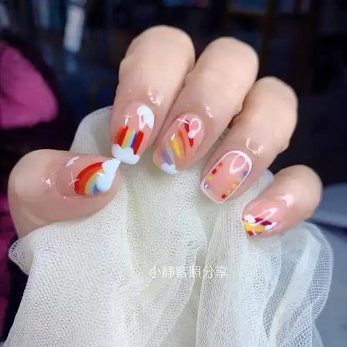 彩虹款手绘美甲