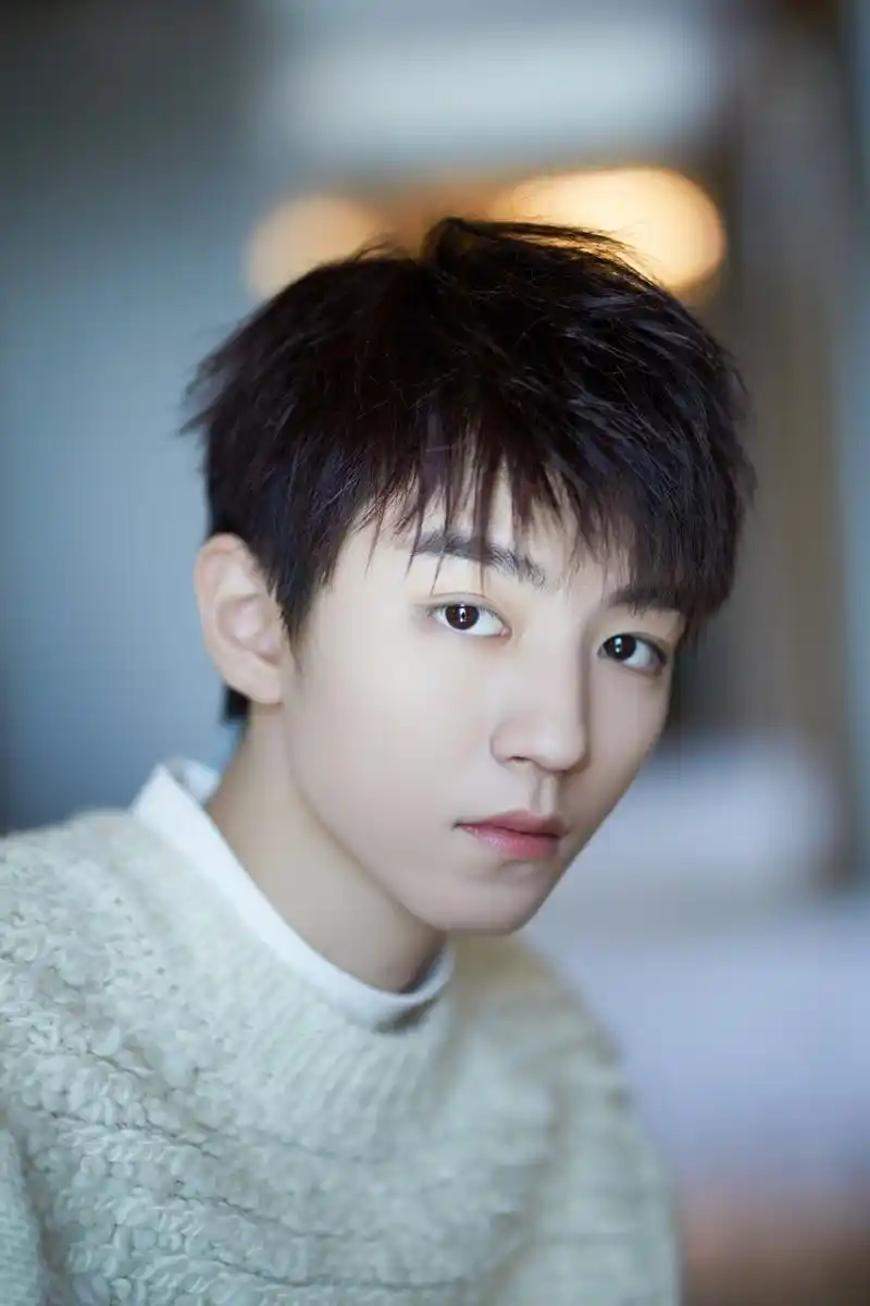 王俊凯着白色毛衣温润如玉干净帅气温暖初冬