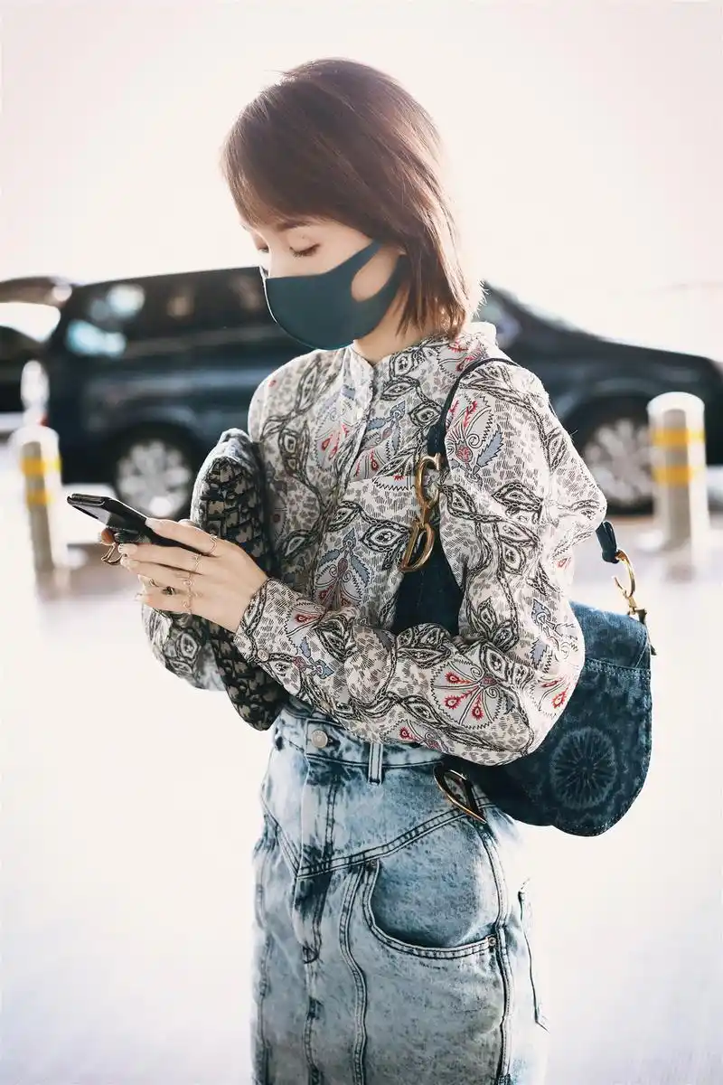 王子文新短发造型现身机场,这个夏天又有发型可参考了!