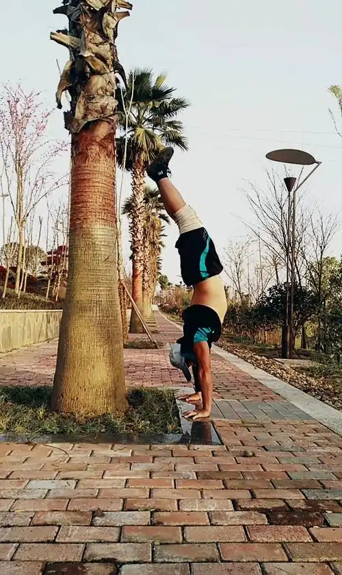 健身宁教练传递健身正能量#靠墙倒立练习