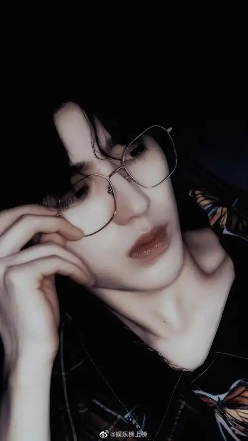 蔡徐坤眼镜杀也太帅了吧清冷帅气
