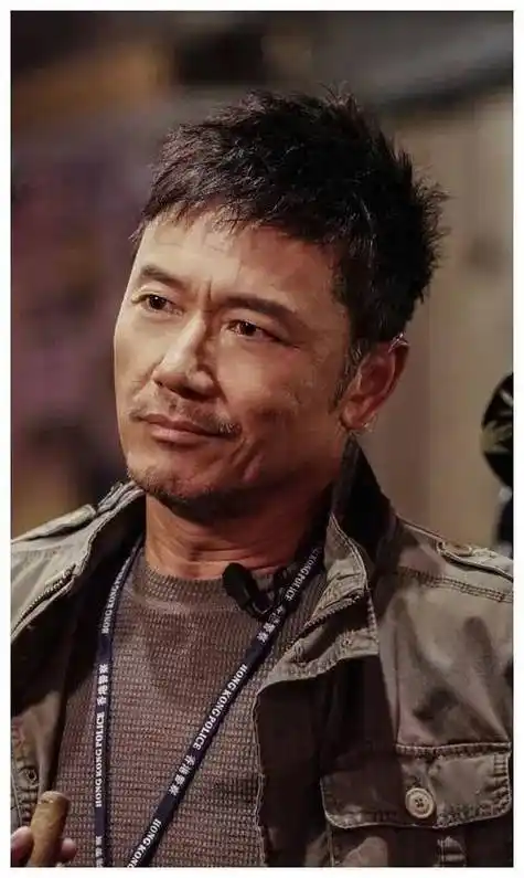 他与年轻女演员的合作毫无违和感,展现出一位时尚与有魅力的绅士大叔