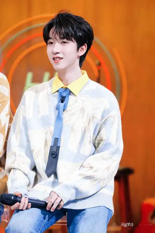 贺峻霖 全能美颜主舞##贺峻霖 十九摘星诵捷音