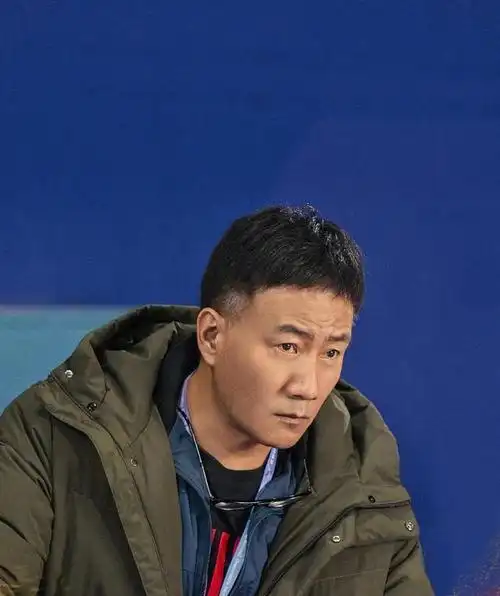 演员胡军,喝酒喝出个老婆,结婚22年零绯闻