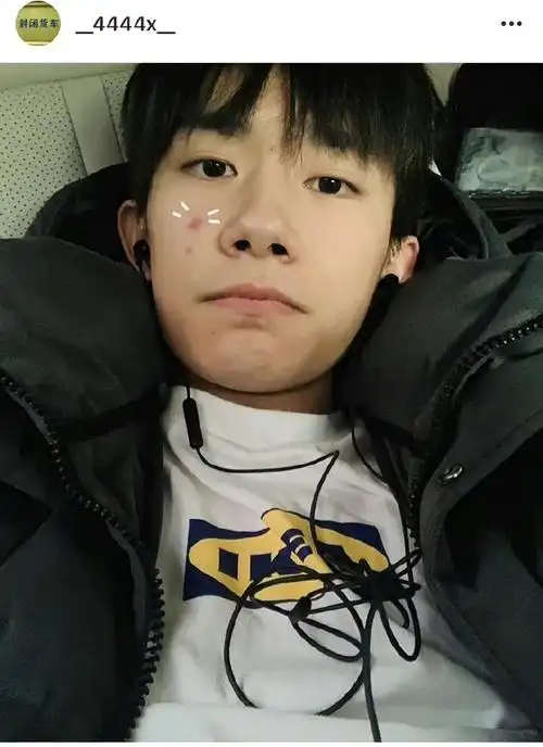 易烊千玺网站更新#  没见过比易玺还爱在照片上涂涂画画的人,真的让