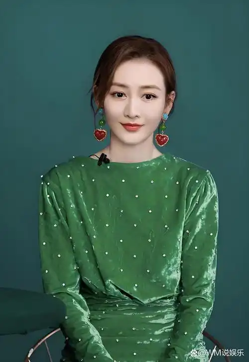 王鸥气质非凡尘, 温婉如玉似佳人. 举止间流露风韵, 一颦一笑皆传神.