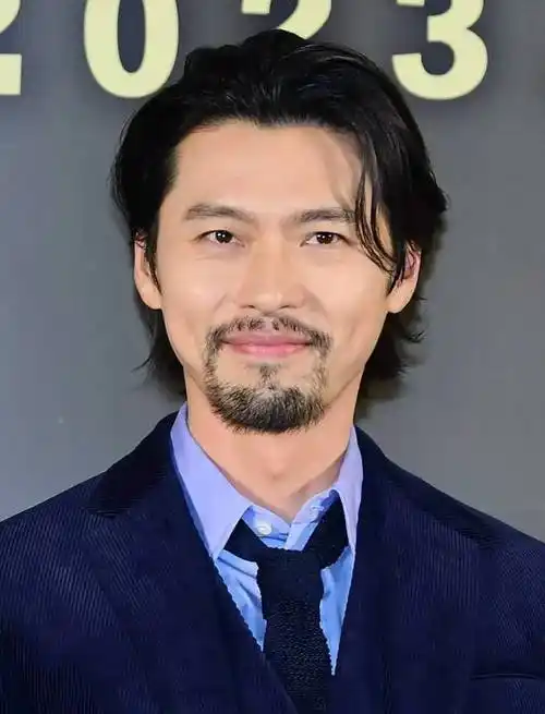 留络腮胡脸大了一圈,穿西装挡不住油腻感|发型|胡子|刘海|军事战术