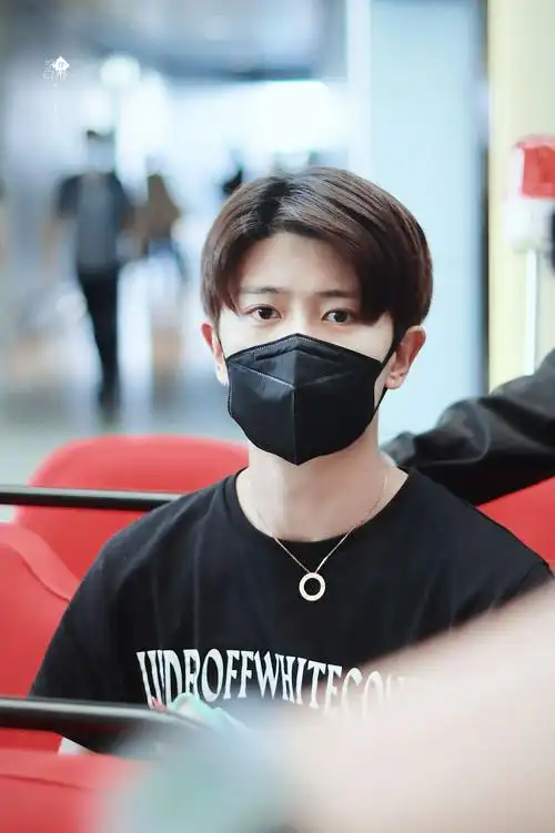 任嘉伦昨晚昆明机场飞往上海不灵不灵的大眼萌仔根本不需要墨镜