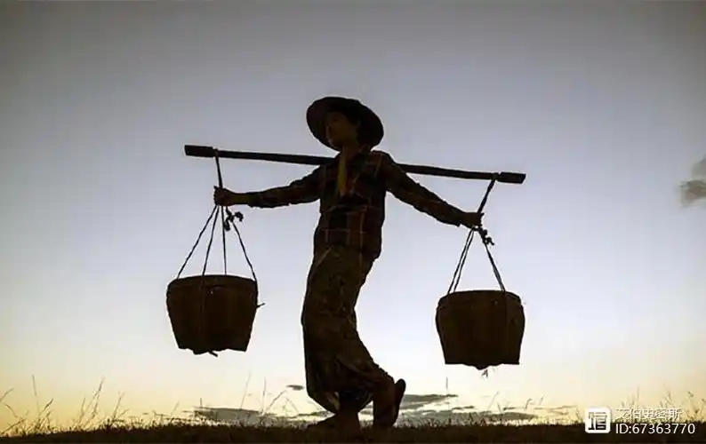 扁担挑东西时重量不变,物理学告诉你如何省力?长绳还是短绳?