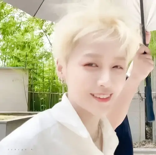 刘雨昕撸柴犬视频