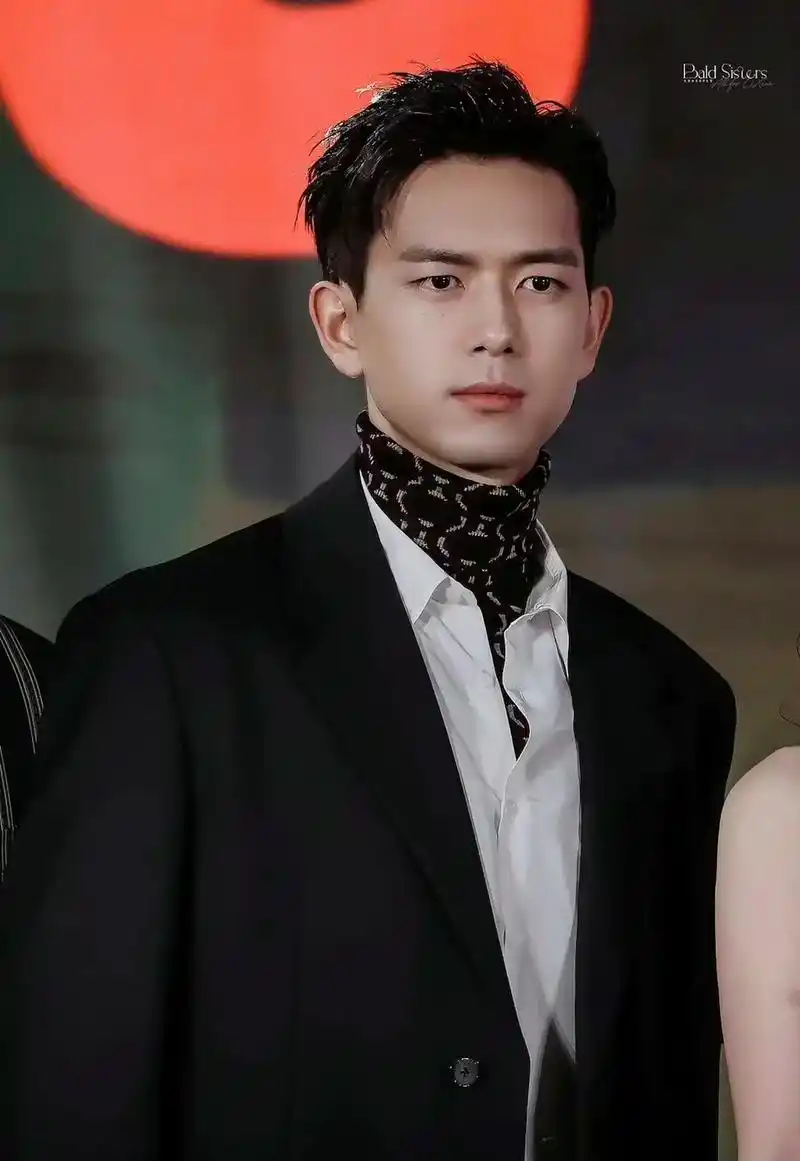 李现西装杀.现哥男模身材,西装绝杀,欢迎宝宝留言发现哥西装封 - 抖音