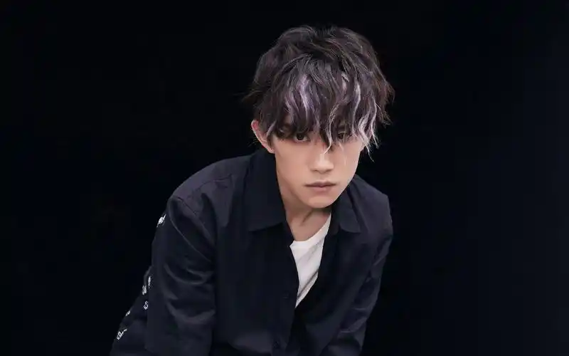 tfboys易烊千玺黑色背景帅气写真