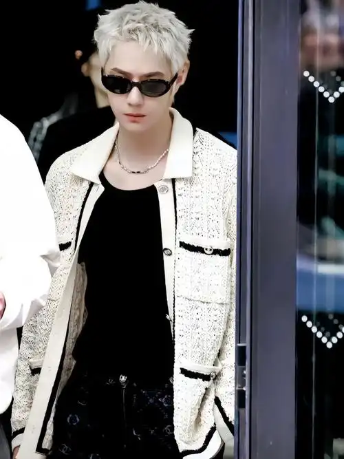 凌晨两点的机场,人山人海,还得是我们乐乐,又高又壮,一路护送着王一博