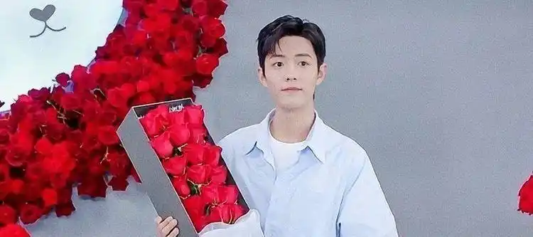 肖战最新品牌直播,手捧鲜花出场,只有小飞侠才看得懂的浪漫_腾讯新闻
