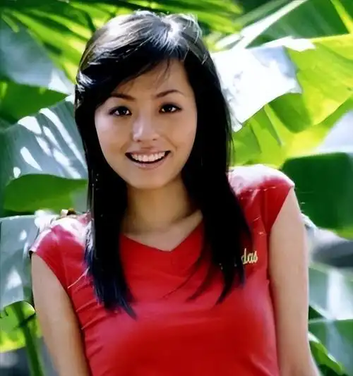 张靓颖:不顾母亲反对嫁大19岁冯轲,离婚时损失6亿财产,如今怎样了