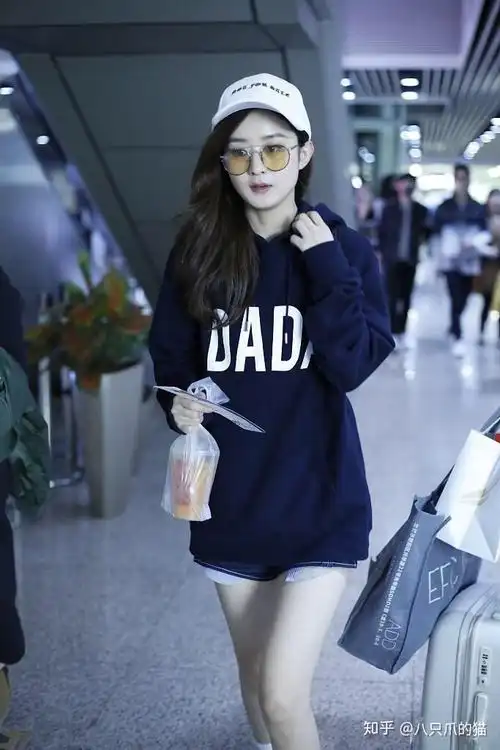 赵丽颖机场也挺敢穿卫衣配短裤凹下衣失踪身材瘦果然自信