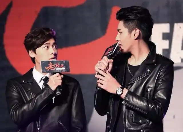 这是在《盗墓笔记》中杨洋与李易峰的合照,两人完全不是一夜风格.