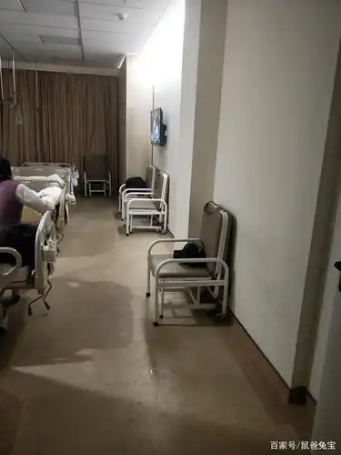 晚上十点的肿瘤医院胸外科病房区,如果可以选择,谁都不愿来这里