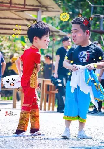 tfboys分享171224千玺强行撩架胖虎全纪录大头贴纸萌翻天