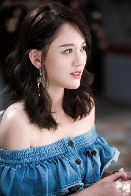 46岁的陈乔恩不服老,穿牛仔裙露香肩,依然少女感满满