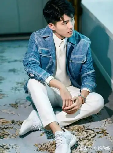 广告代言刘昊然热舞罕见热舞,努力踩点的小哥哥有点可爱