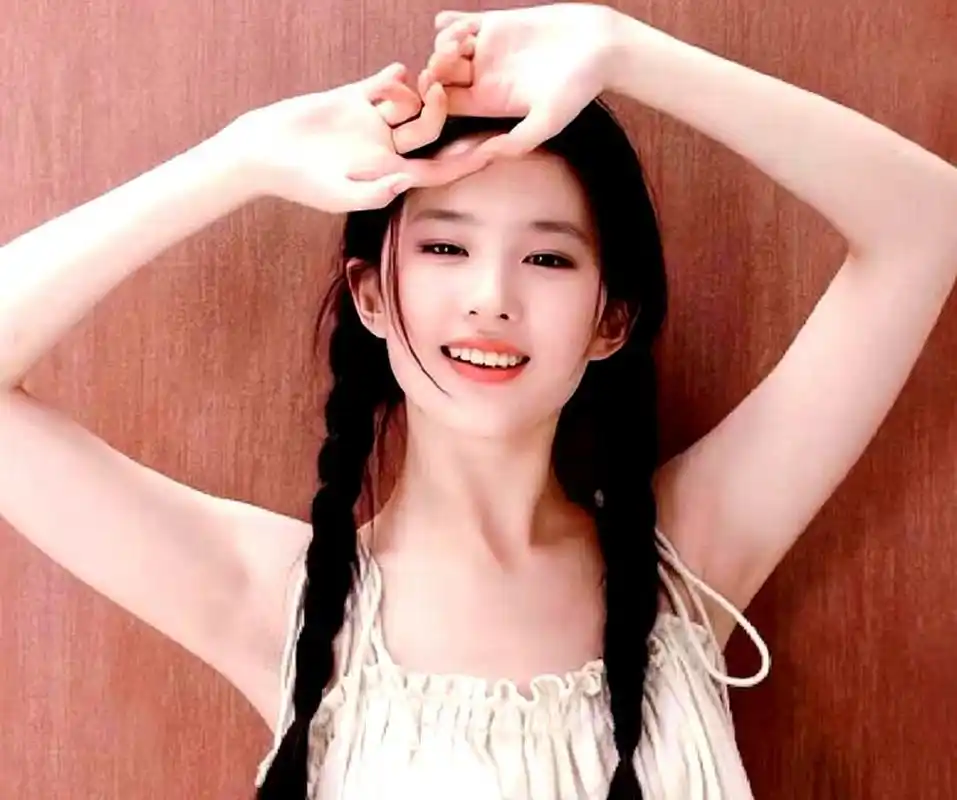 刘亦菲年轻时的美貌令人惊叹,她早期的双辫子清纯写真让人爱不释手.