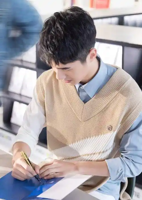 刘昊然签售会暖人心服班,帅气十足的学院风穿搭!