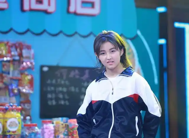 张子枫现身艺考考场,曾5岁出道8岁拿奖,今成绩优异气质佳