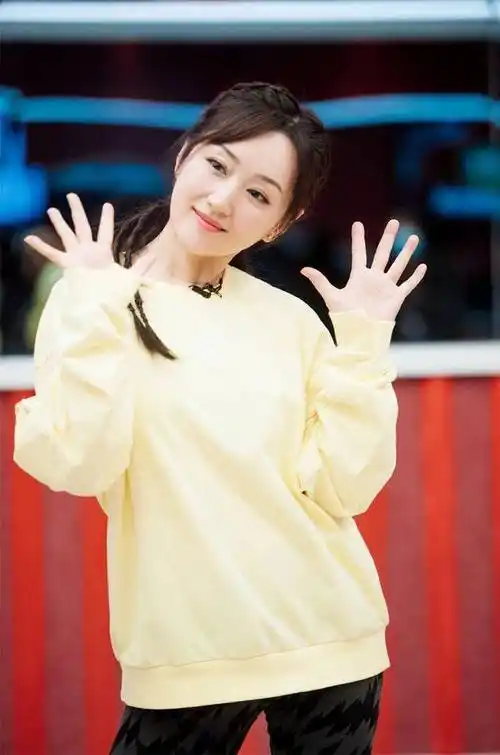 原创52岁杨钰莹晒出独居生活养花种菜与狗相伴治愈了很多人