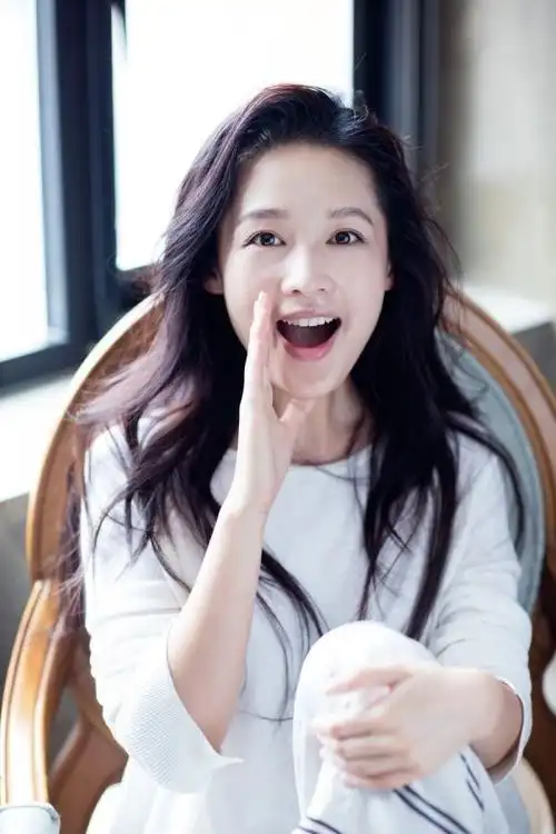 不过,李沁笑起来让人感觉很舒服,宛如初恋般的自然,简约.