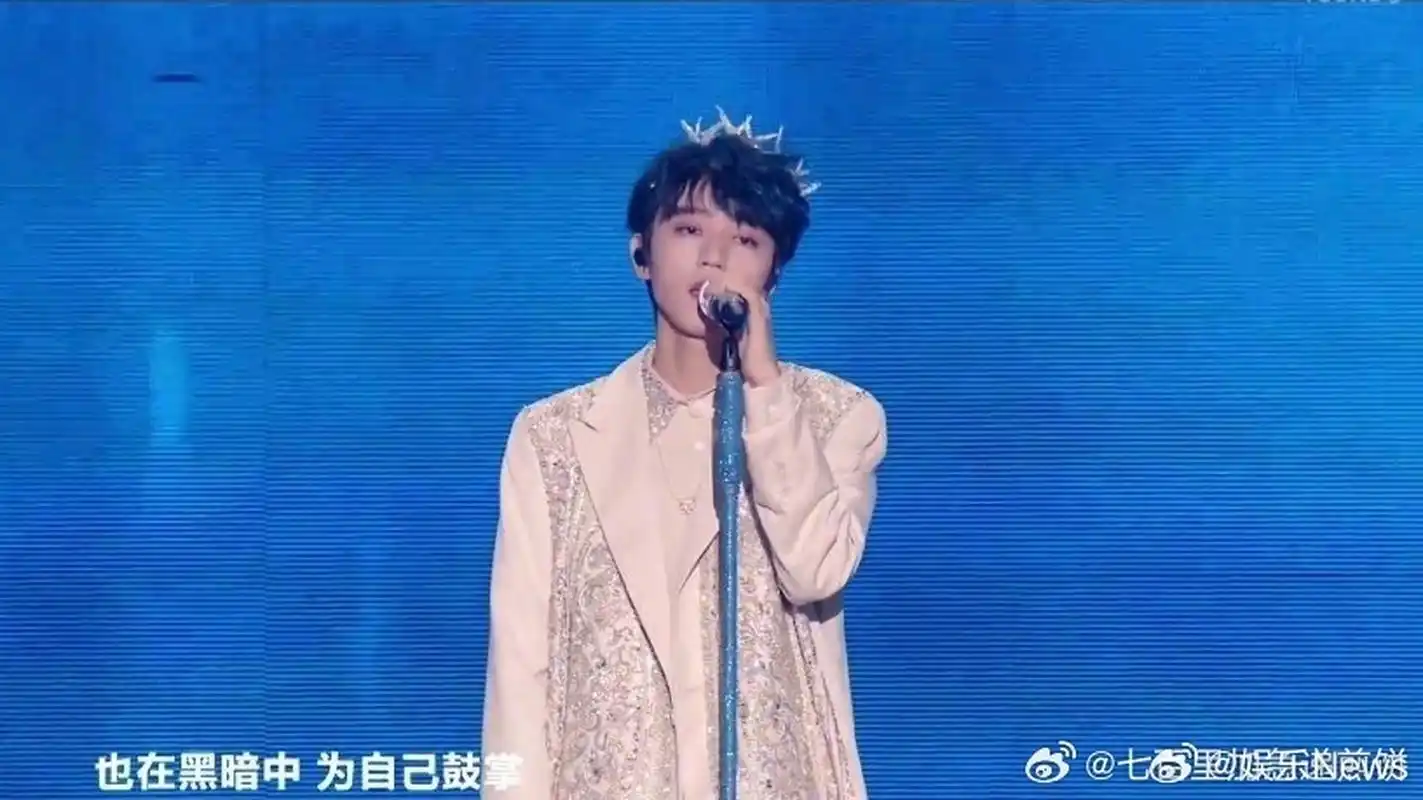 王俊凯蓝皇冠造型出场,是谁狠狠梦回无边界了 #王俊凯