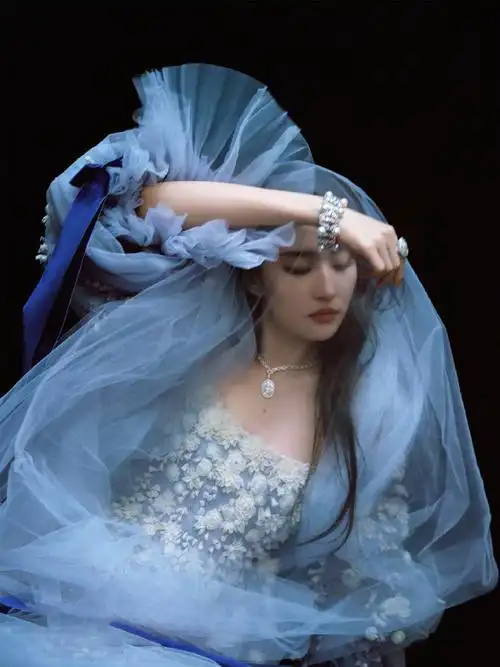 刘亦菲红裙雕刻感大片##刘亦菲时尚cosmo六月刊封面