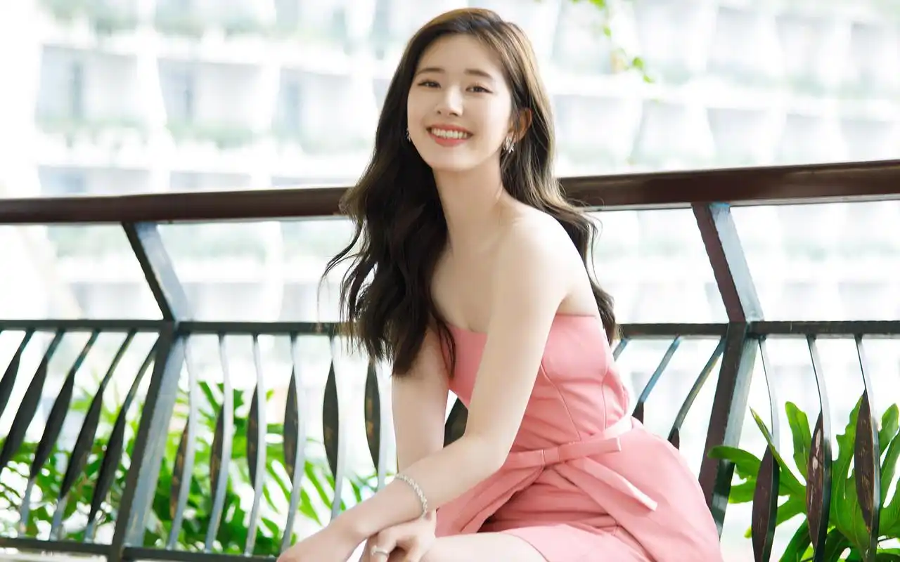 赵露思性感抹胸粉裙桌面壁纸