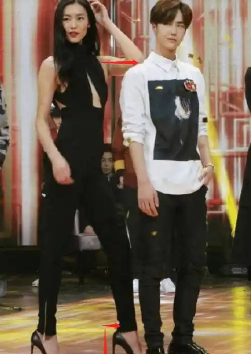 刘雯王一博再次时隔四年同框矜贵俊朗好养眼但身高差认真的