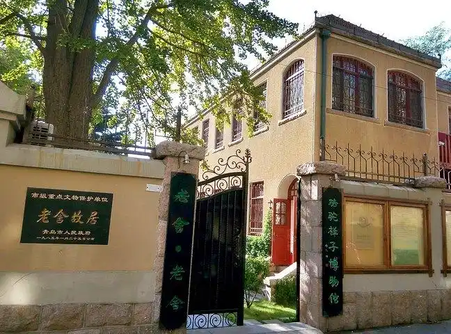 吃过午饭,在老舍故居,大学路转了转,然后经过小鱼山,一路走到鲁迅